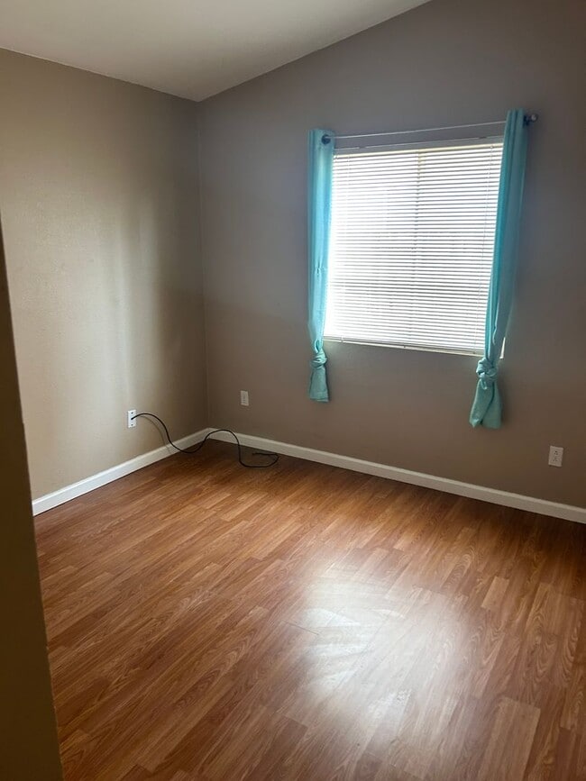 Building Photo - 3 Bedroom/2 Full Bathrooms Stockton