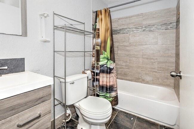 Building Photo - 606 N I St