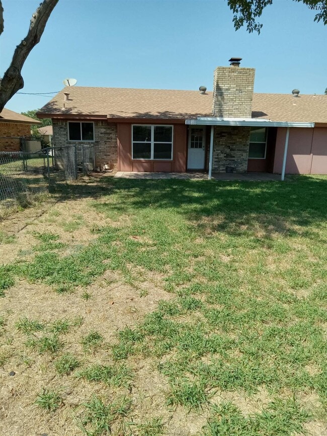 Building Photo - 2313 Randolph Dr
