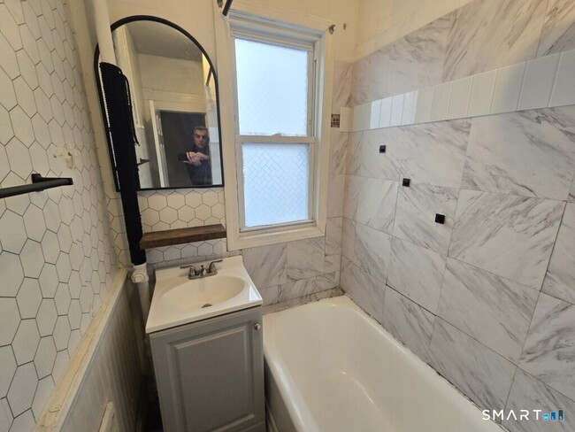 Building Photo - 779 E Main St