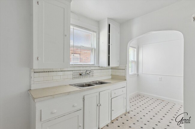 Building Photo - 10343 Crocuslawn Ave