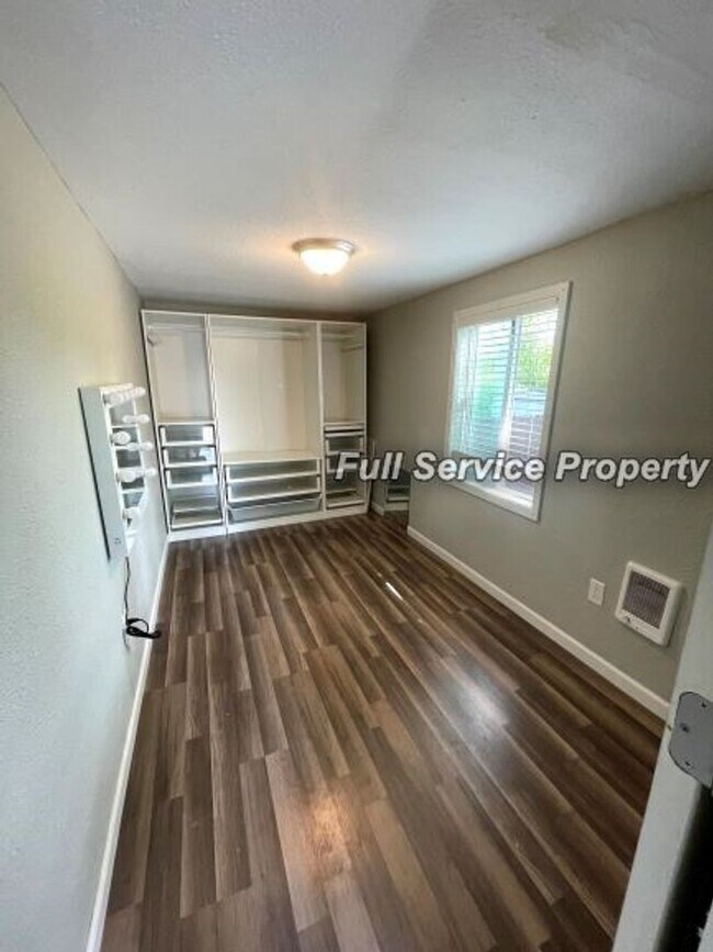 Building Photo - Country charm with Modern day updates!