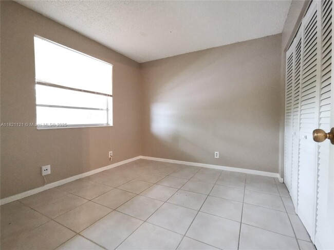 Building Photo - 10179 Twin Lakes Dr