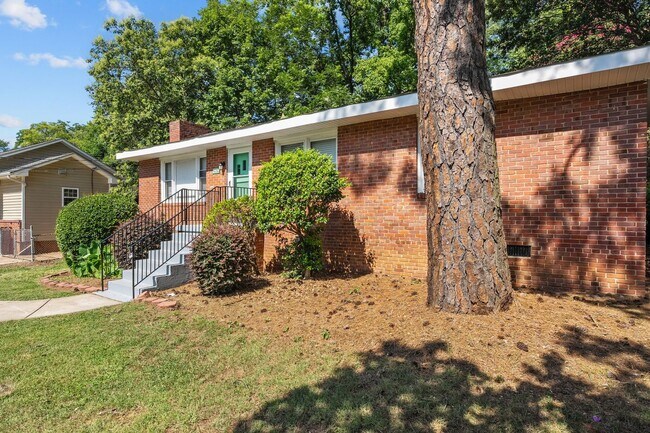Building Photo - Newly Renovated Ranch Home In SE Raleigh! Pet Friendly!