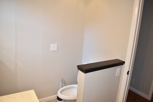 Building Photo - 3 Bed/2 Bath Home in East Nashville, Fenced Yard, Hardwood Floors, Minutes to Shelby Bottoms