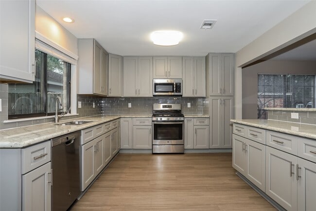 Building Photo - 15518 4 Leaf Dr