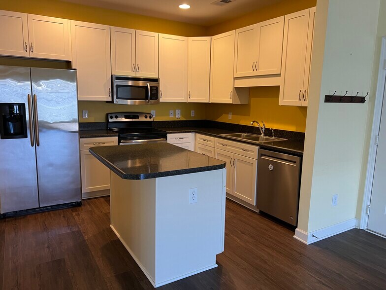 Building Photo - 632 Condo Club Dr