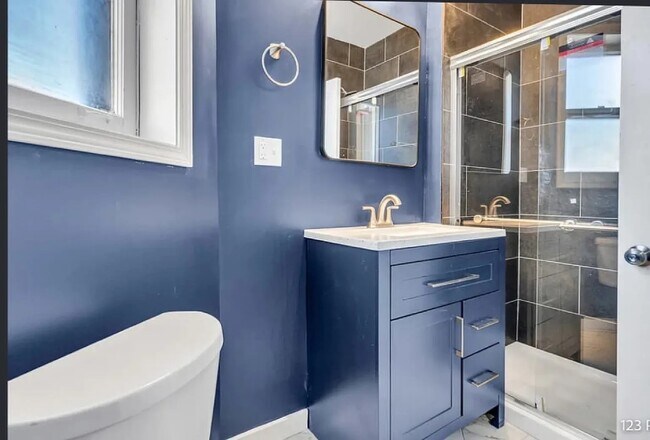 Building Photo - 2717 W Peterson Ave