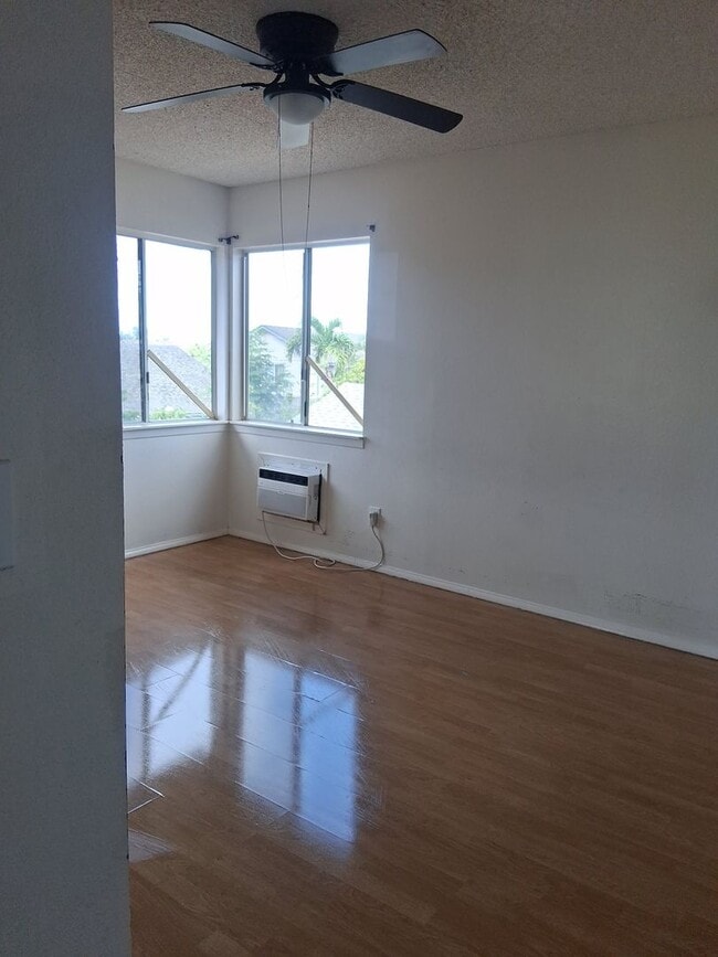 Building Photo - 3 bdroom, 2.5 bath