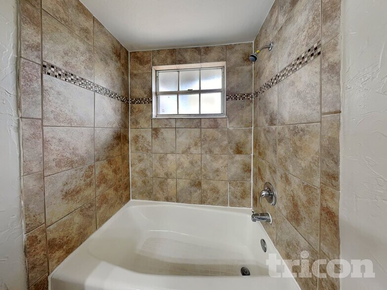 Building Photo - 3007 Bucida Dr