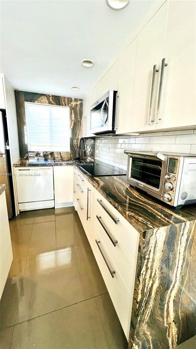 Building Photo - 1700 NW N River Dr