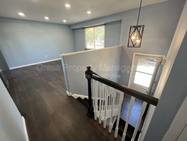 Building Photo - 3054 S Fraser St