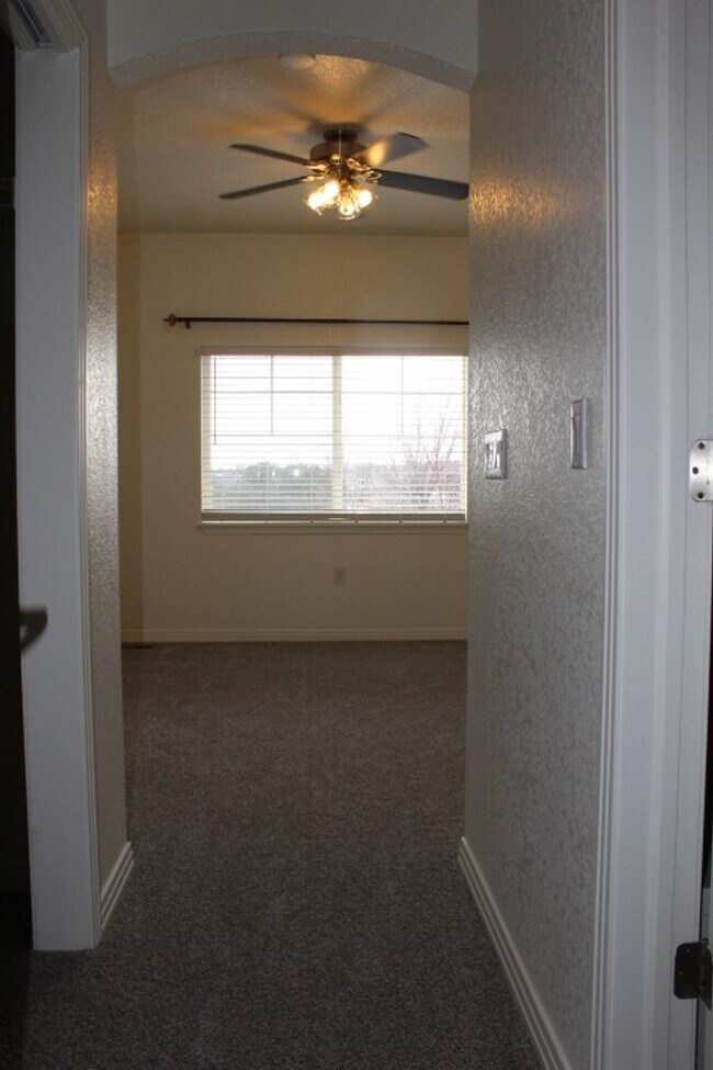 Building Photo - Beautiful 3 BR/3 1/2 BA Townhouse in Stonegate!!