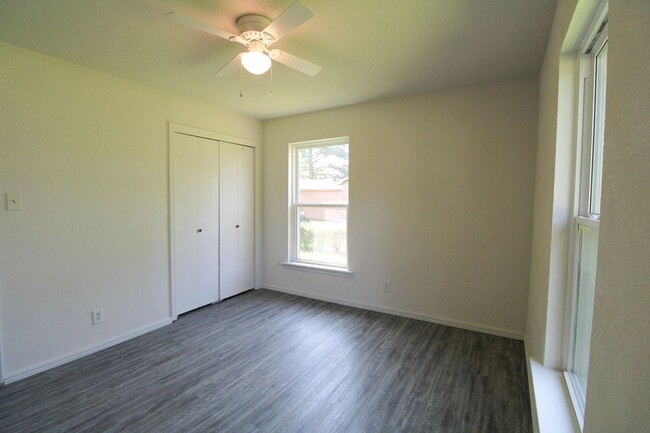 Building Photo - Welcome to this charming 3-bedroom, 2-bath...