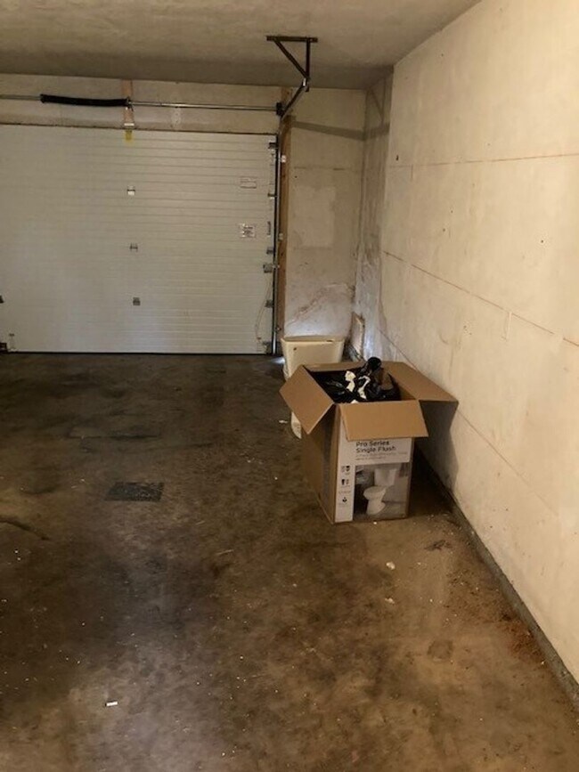 Building Photo - (OCK 5) Beautifully remodeled 2 bedroom/1.5 bath duplex