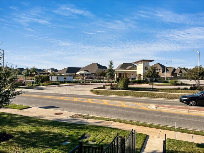Building Photo - 308 S Brook Dr