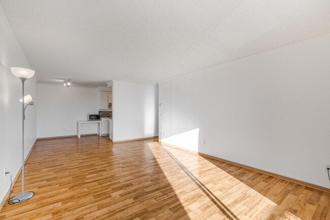 Building Photo - Cozy & sweet 1/1 condo in Lake Oswego with covered parking and storage included!