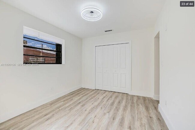 Building Photo - 865 W 72nd Pl