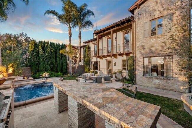 Building Photo - 33 Tall Hedge