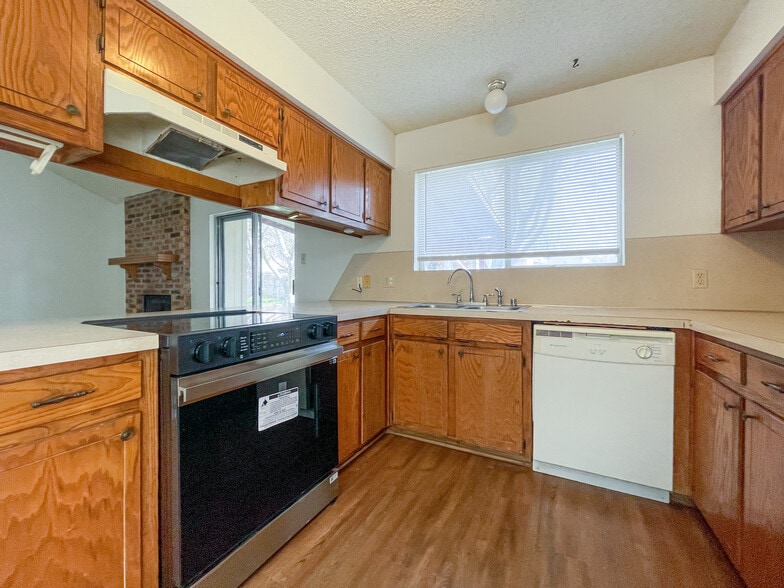 Building Photo - 2000 Ramada Dr