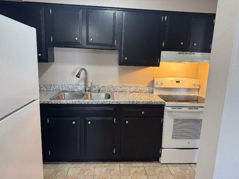 Building Photo - 9304 Aylesbury Dr