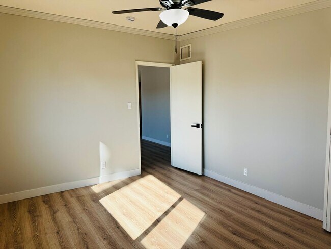 Building Photo - Spacious 3 Bedroom, 2 Bathroom Home with Solar in Bullhead City!