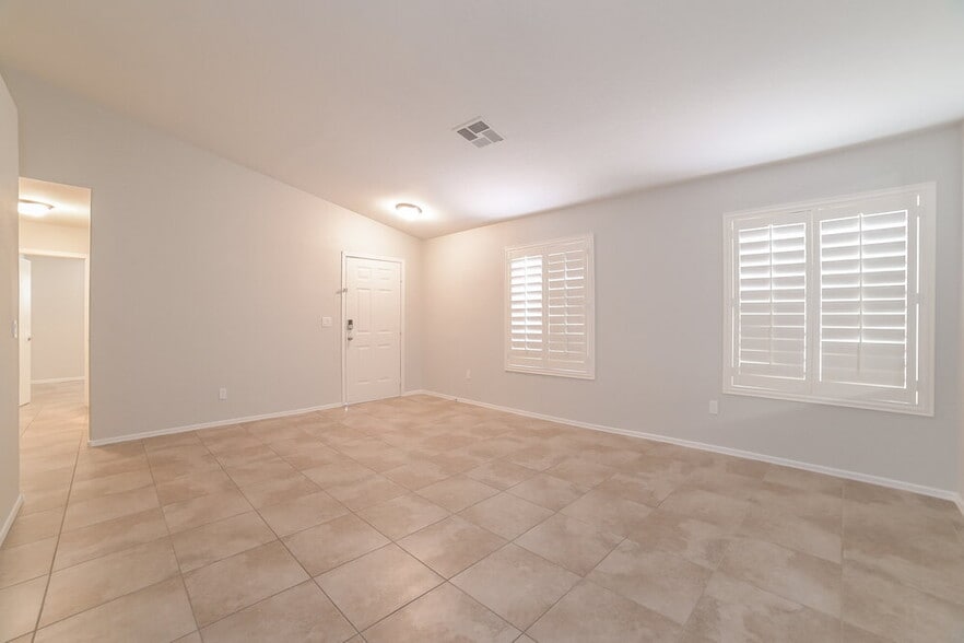 Building Photo - 323 N Ocean Dr