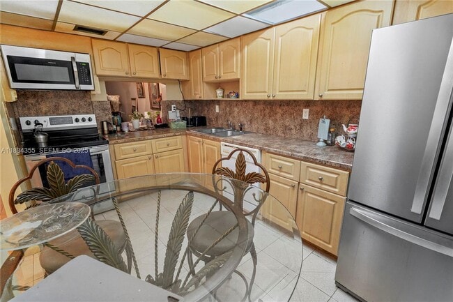 Building Photo - 6556 Racquet Club Dr