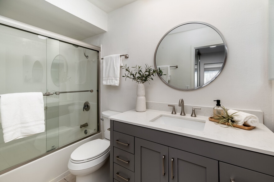 Building Photo - 13754 Mango Dr