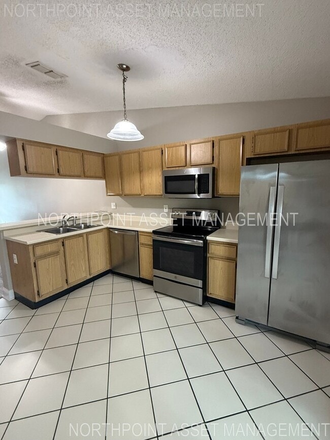 Building Photo - Stylish 2-Bed, 2-Bath Villa in the Heart o...