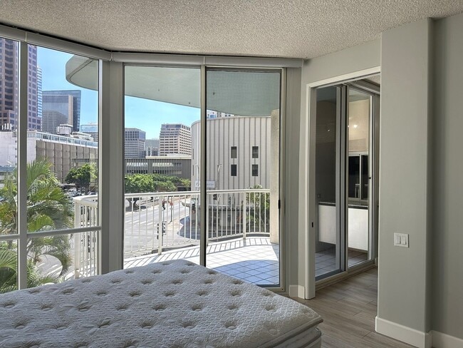 Building Photo - Furnished, Pet Friendly - Honolulu Park Pl...