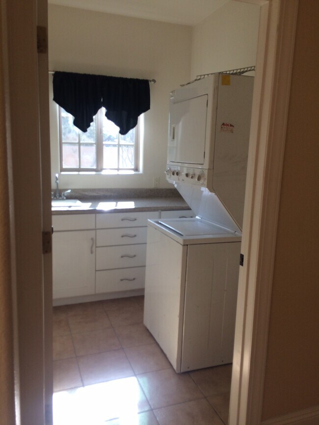 Laundry room - 652 S Hollenbeck Ave