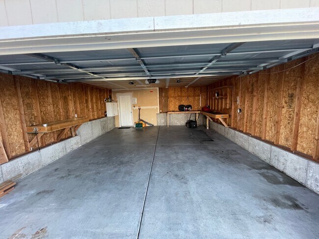 Building Photo - 908 S Salish Ct
