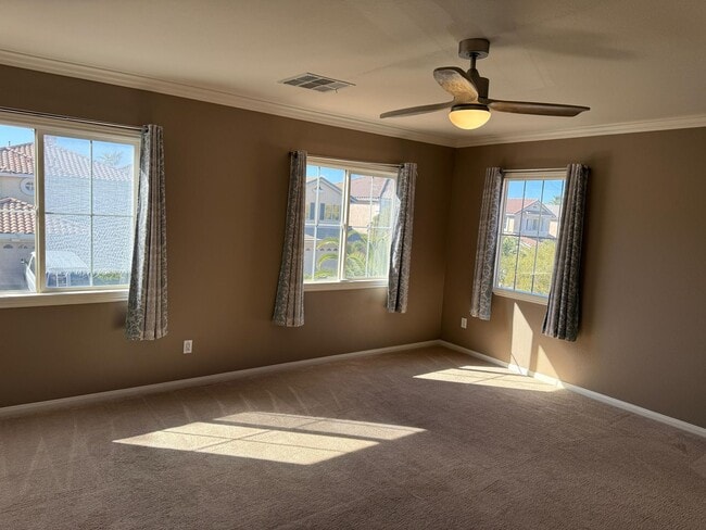 Building Photo - Beautiful Royal Highlands Home with stylish upgrades thoughhout!