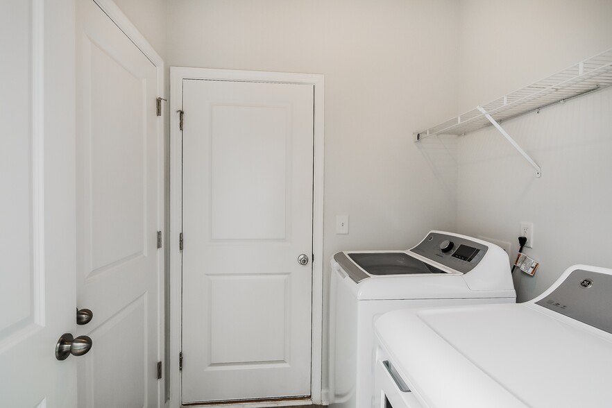 Building Photo - 143 S Reindeer Rd