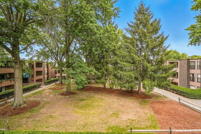 Building Photo - 2 Shrewsbury Green Dr