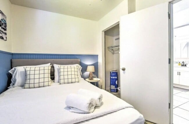 Building Photo - 2/1 unfurnished duplex in convenient location and fenced yard- pet friendly!