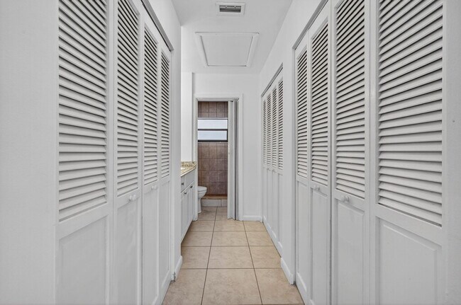 Building Photo - 1580 Montauk Dr
