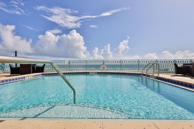 Building Photo - Oceanfront Condo 2 bed/ 2ba Beautifully Decorated and Furnished