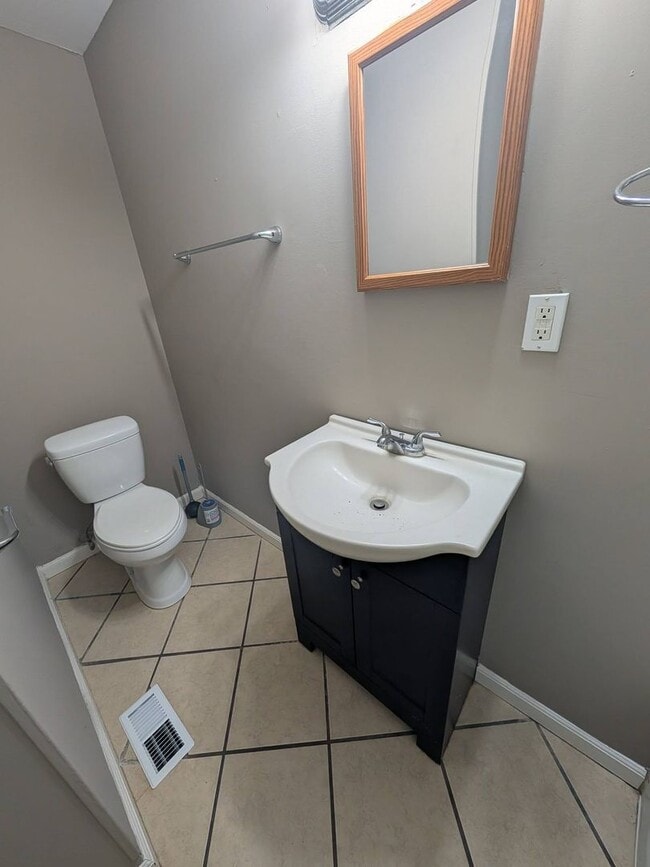 Building Photo - Cute 3 bedroom in New Lebanon