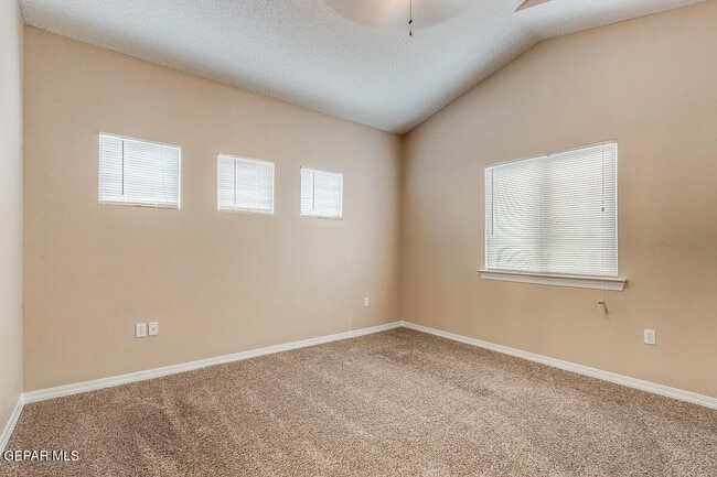 Building Photo - 228 Flor Scabiosa Dr