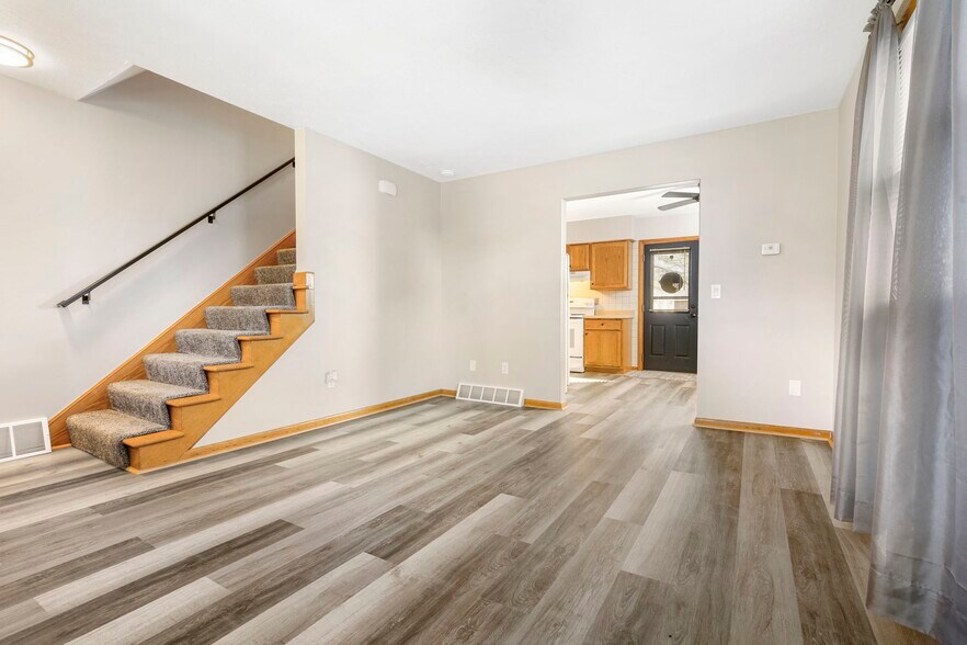 Building Photo - 2601 S Seneca Ave