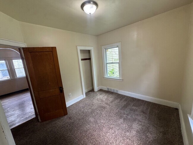 Building Photo - Charming 4-Bedroom Property in Prime Location