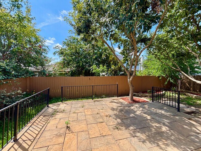 Building Photo - 726 Silverado Way