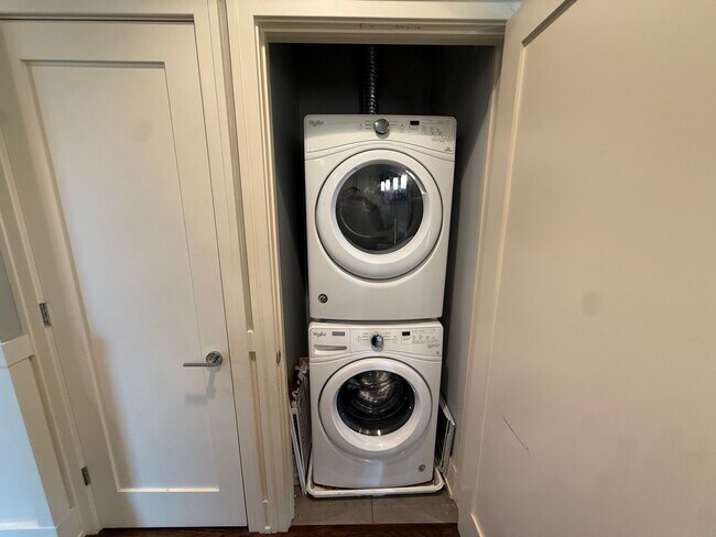 Building Photo - Luxury 3BR/2BA Condo – Prime Hyde Park Location, Modern Finishes