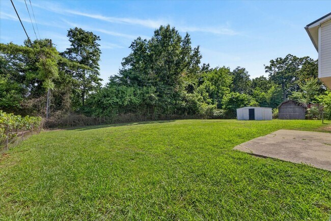 Building Photo - Pet Friendly Three Bedroom!