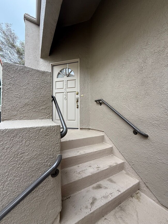 Building Photo - 3 bed, 2 1/2 bath Townhome located in Chat...