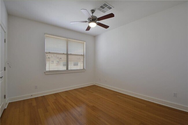 Building Photo - 13420 Lyndhurst St