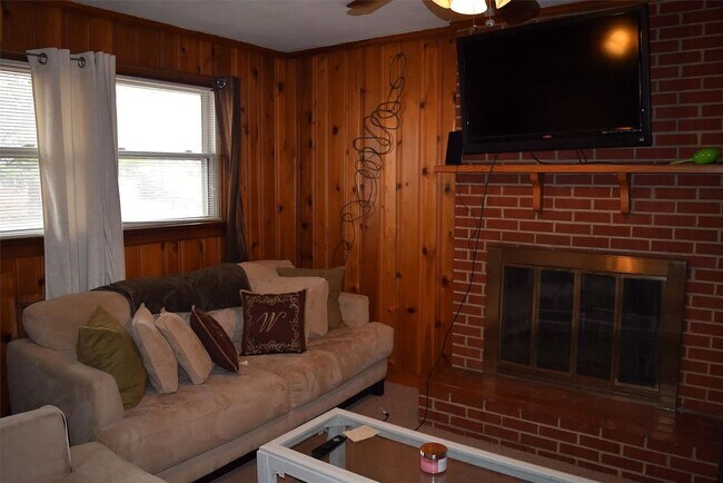 Building Photo - All brick rancher close to White Oak Mall and Richmond International Airport