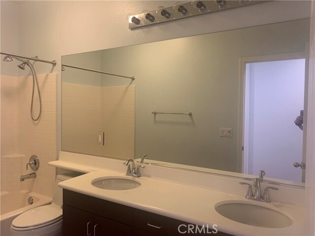 Building Photo - 425 Deodar St